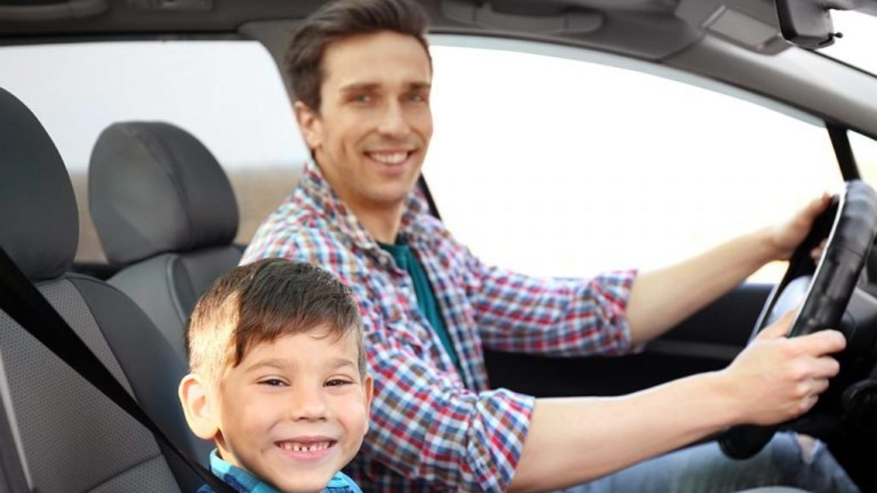 الطول والعمر المناسب لجلوس الطفل في المقعد الأمامي للسيارة