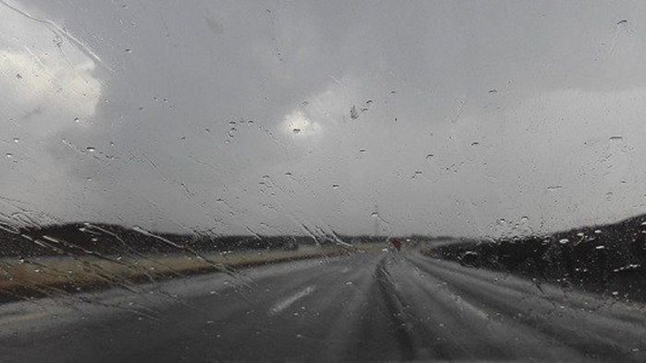 أمطار على طريق المدينة المنورة مكة المكرمة السريع و«النقل» يدعو للحذر