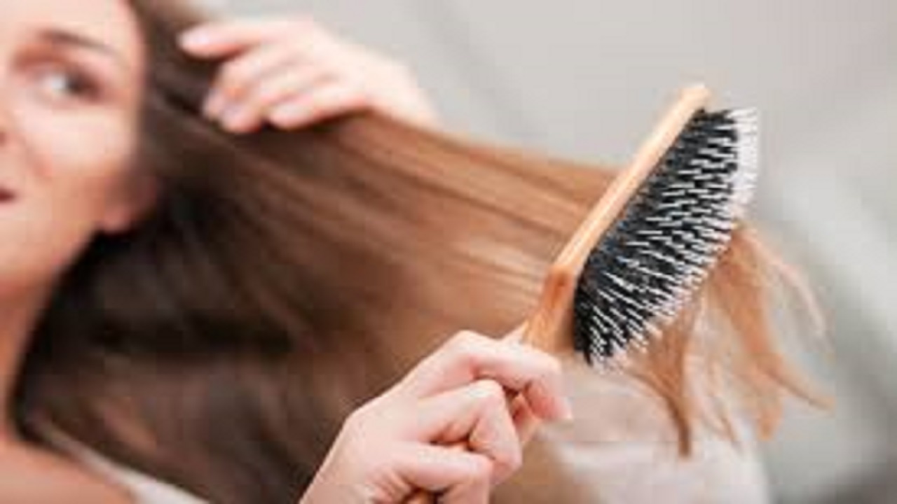 طريقة سهلة لتنظيف فرشاة الشعر والموعد اللازم لتغييرها