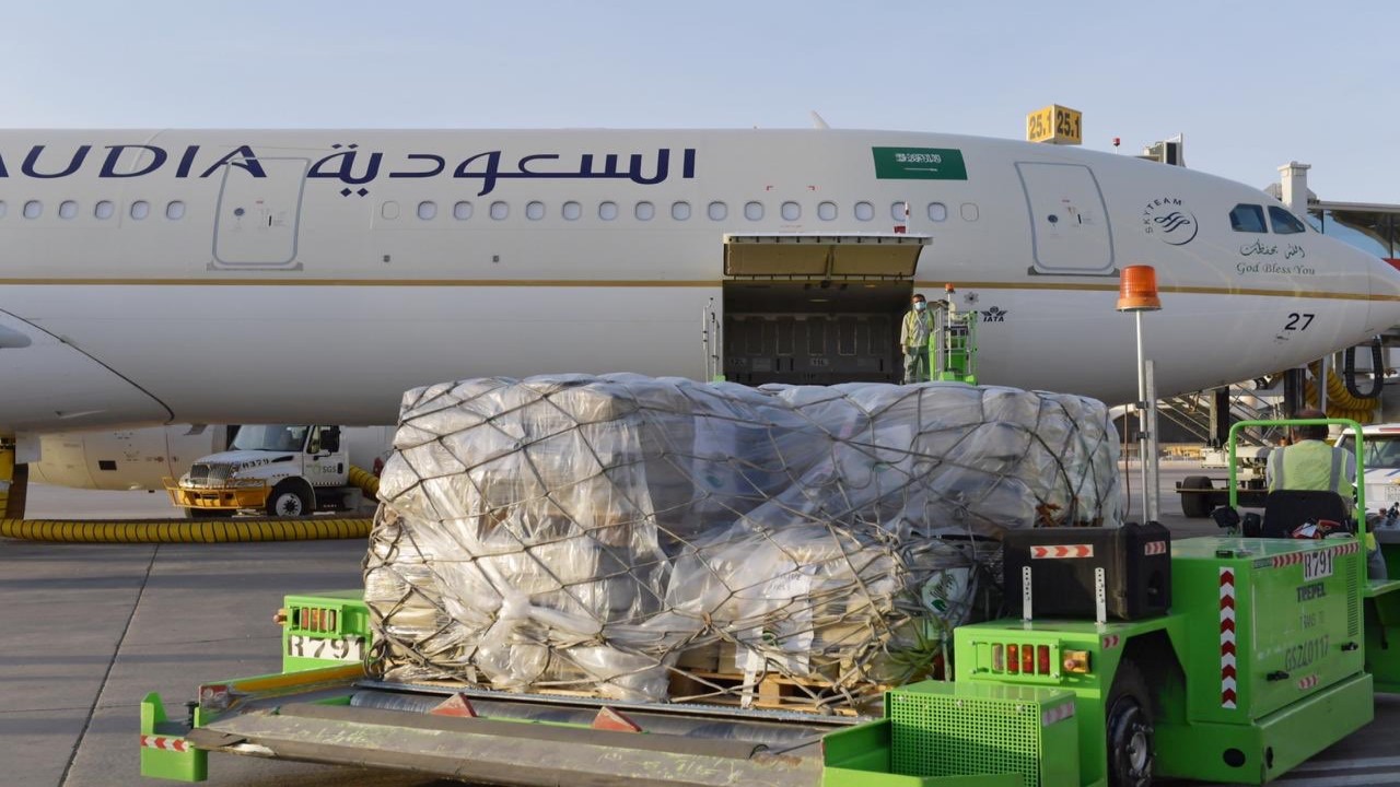 بالصور.. ‏مركز الملك سلمان للإغاثة يسيّر طائرة المساعدات الثالثة إلى لبنان