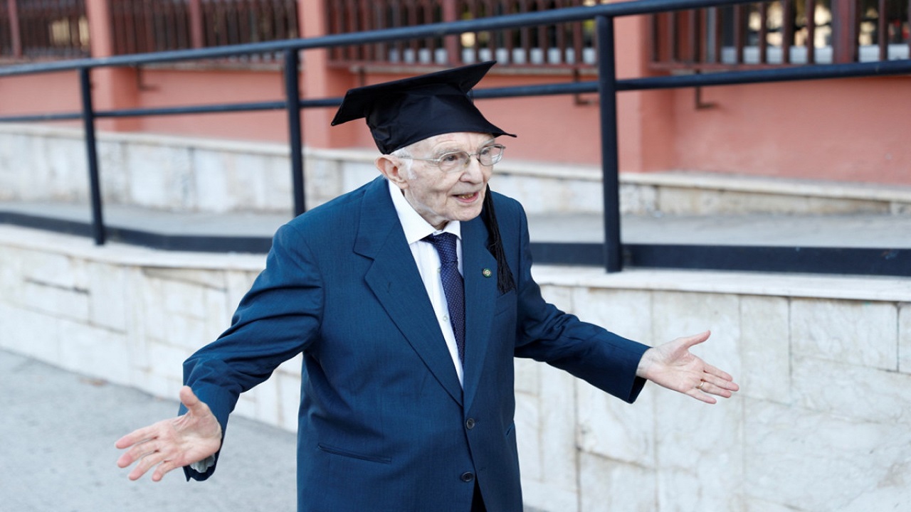 مسن يتخرج من الجامعة بعمر 96 عامًا