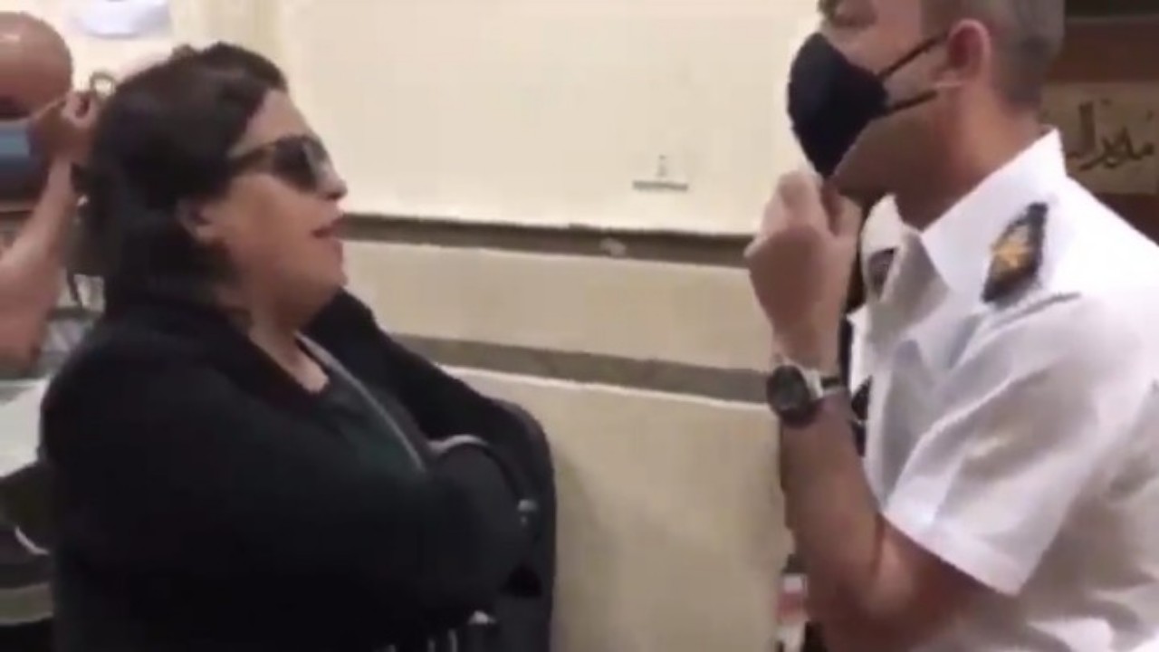 بالفيديو.. سيدة تمزق رتبة ضابط شرطة رفض دخولها المحكمة دون كمامة في بلد عربي