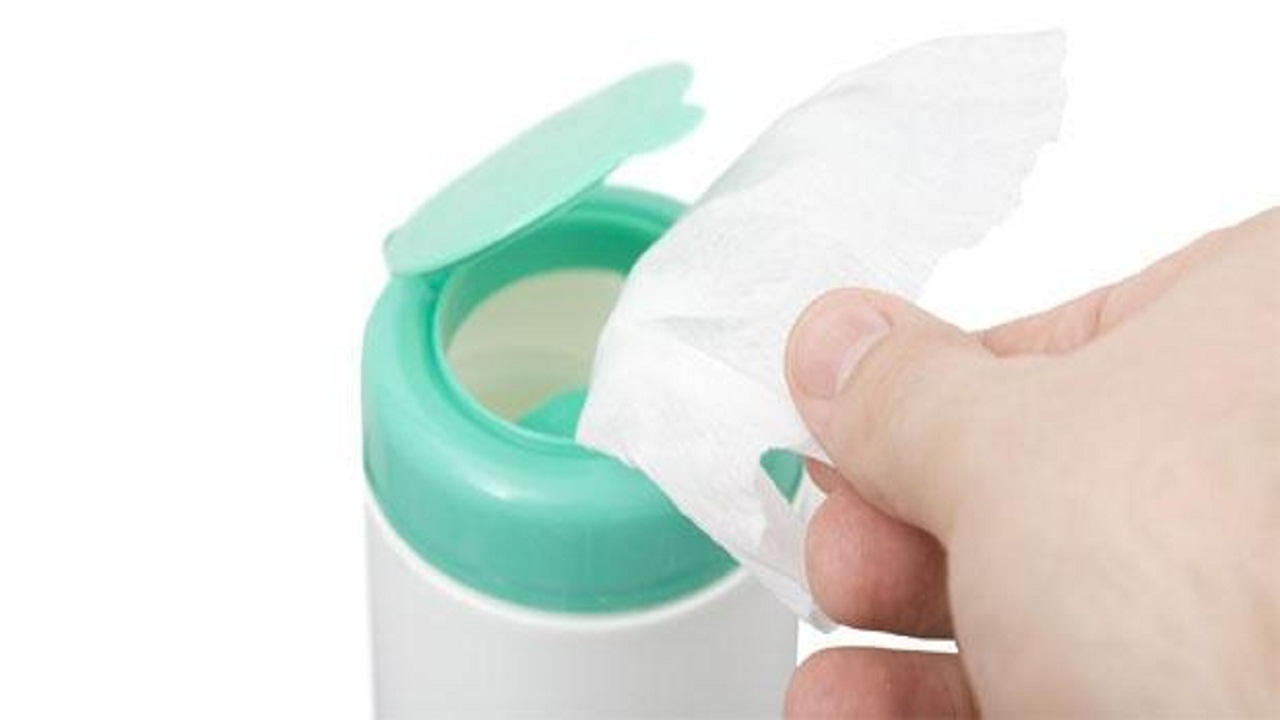 وزارة الصحة توضح إمكانية استخدام المناديل المعقمة بدلًا من غسل اليدين