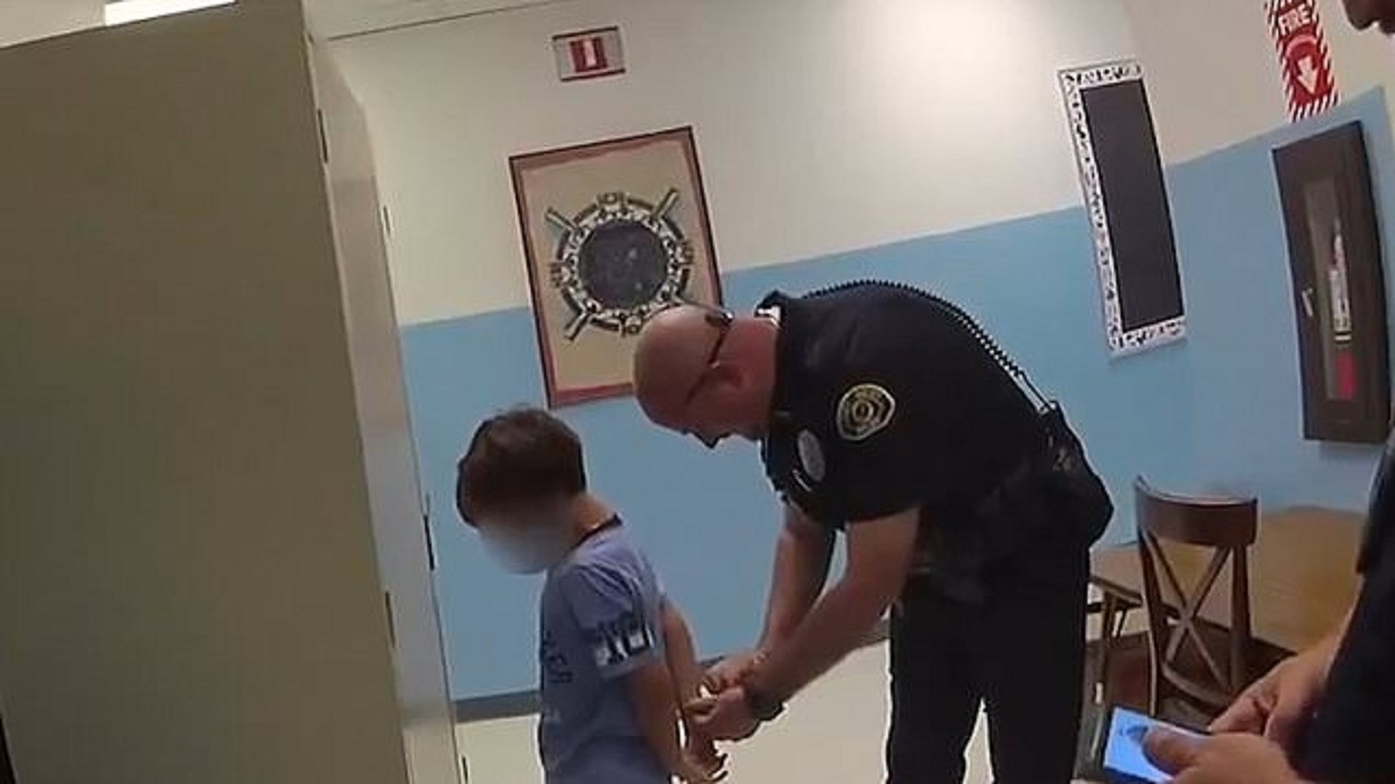 فيديو.. شرطي أمريكي يعتقل طفل من ذوي الإحتياجات الخاصة يثير ضجة