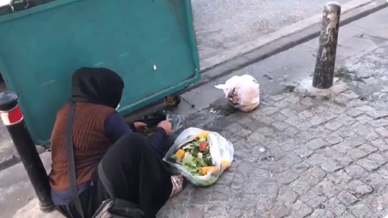 بالفيديو..سيدة تسد جوعها من القمامة تحت ظل أردوغان