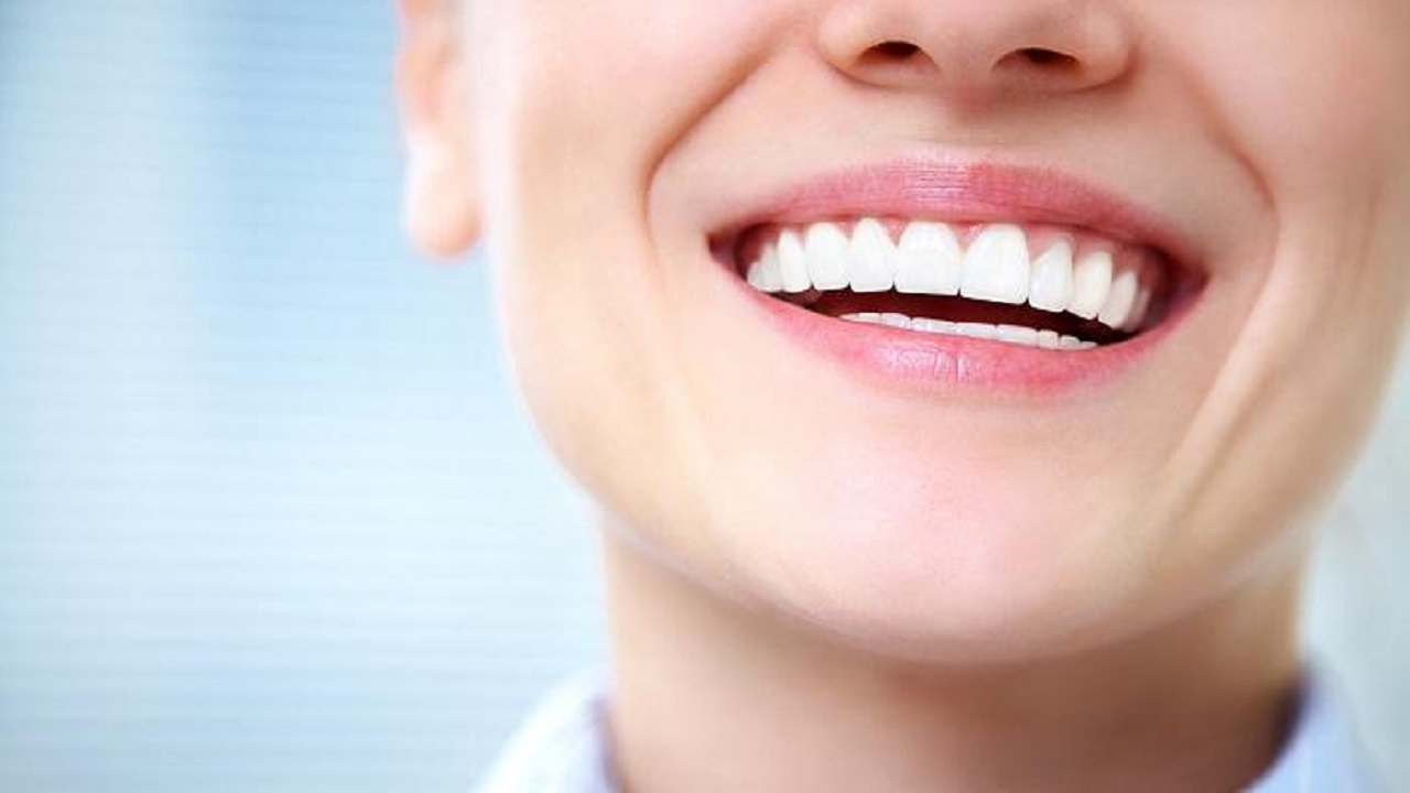 بياض الأسنان قد يكون مؤشرًا لتسوسها