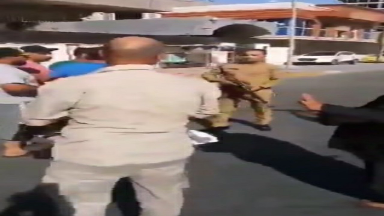 بالفيديو.. محتجون يعتدون بالضرب على ضابط عراقي ويهاجمونه بألفاظ خادشة