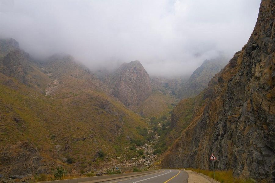 الغيوم تعانق جبال السروات بالطائف