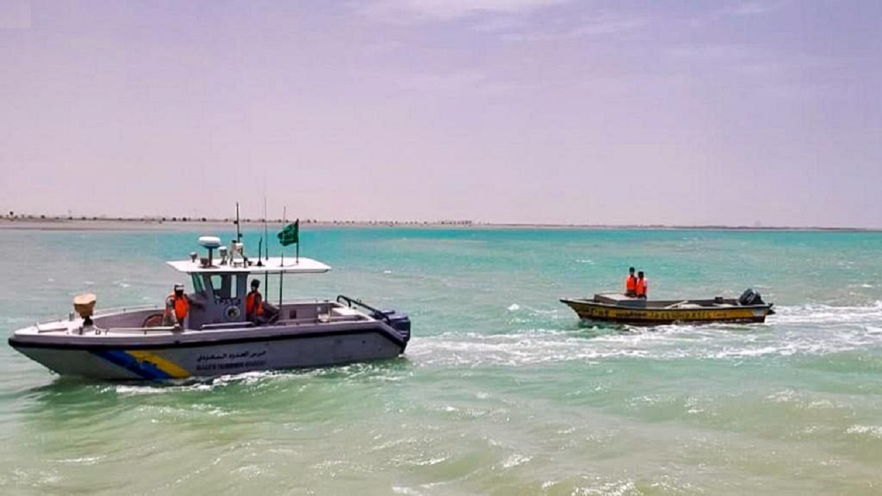 حرس الحدود بالمدينة ينقذ مواطنين تعطّل قاربُهما في عرض البحر