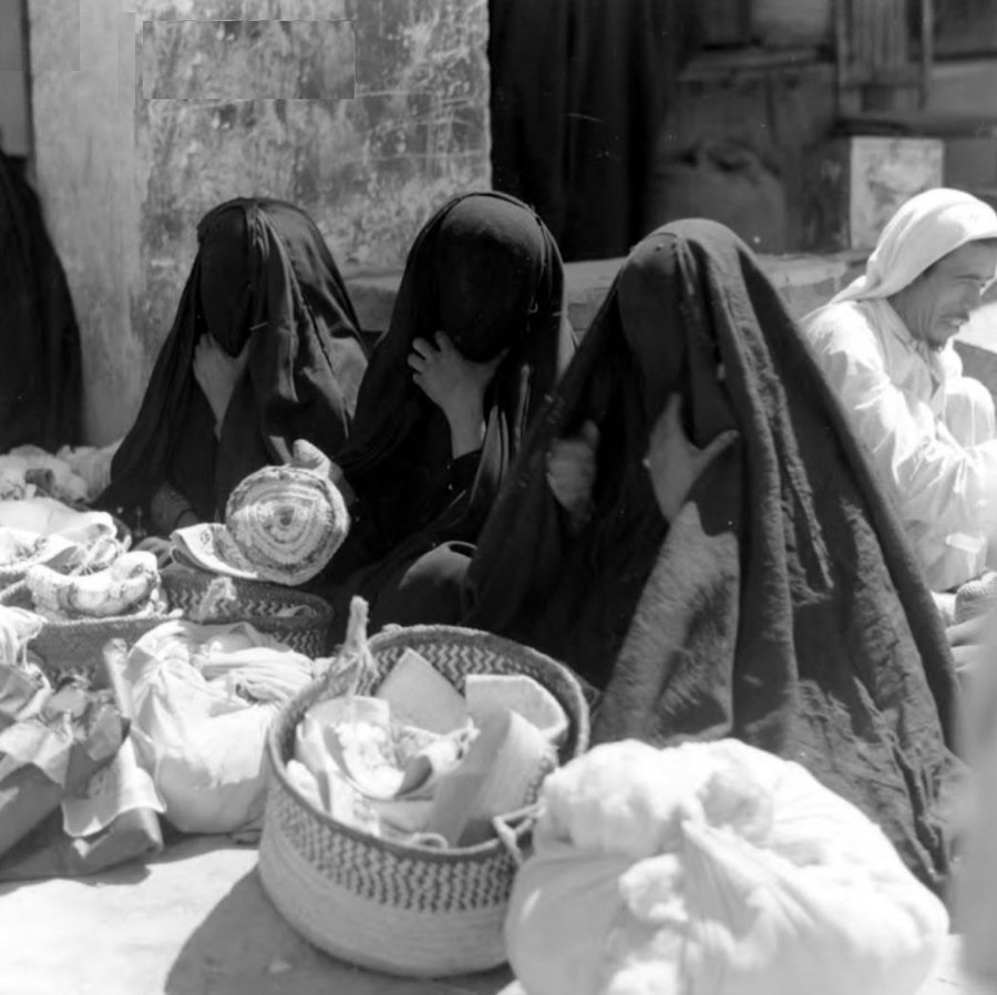 مجموعة من النساء في سوق الهفوف قديما