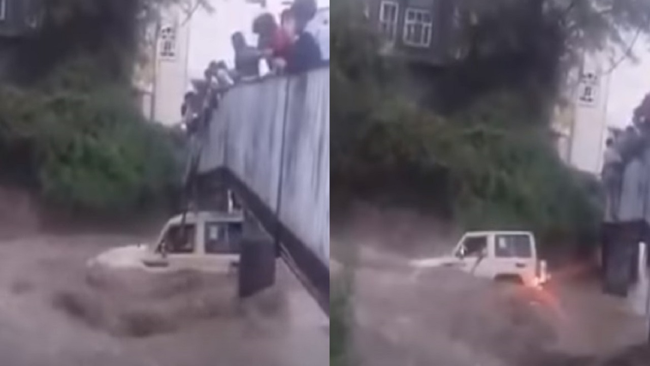 بالفيديو.. قائد سيارة يقع في كارثة حينما حاول تجاوز السيول الجارفة