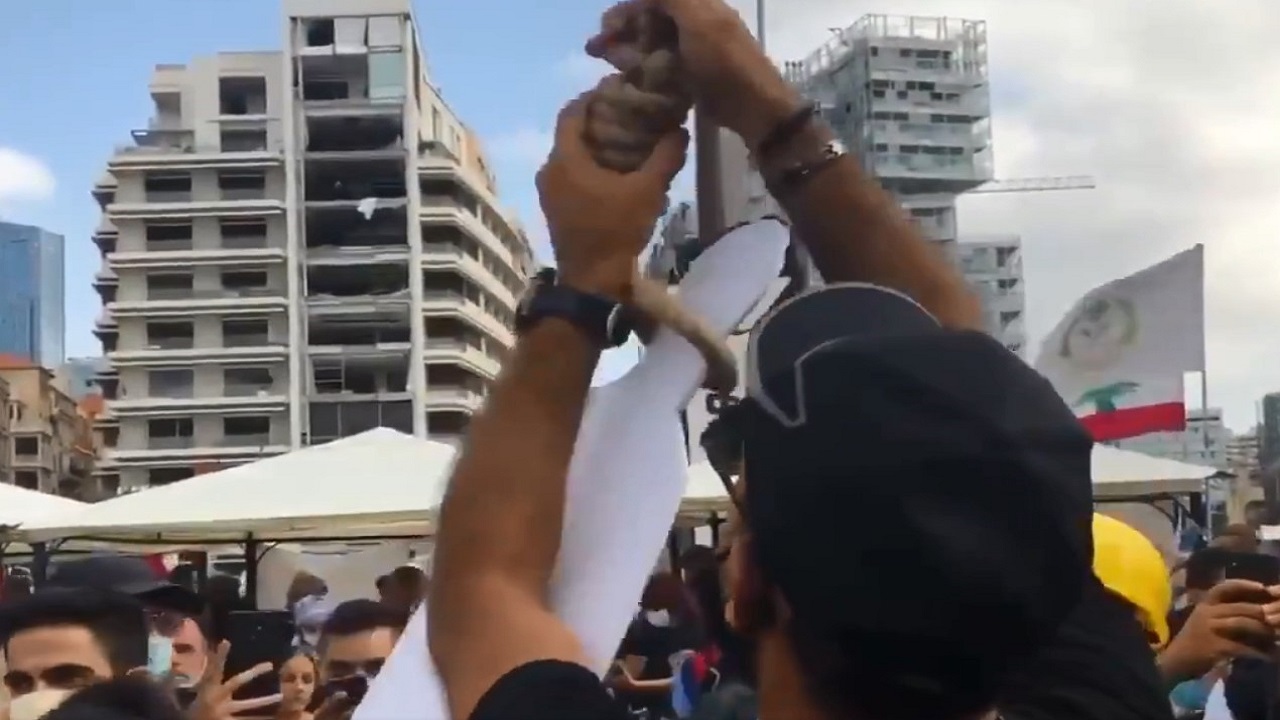 شاهد.. لبنانيون يشنقون «نصرالله» ومسؤولون وسط بيروت