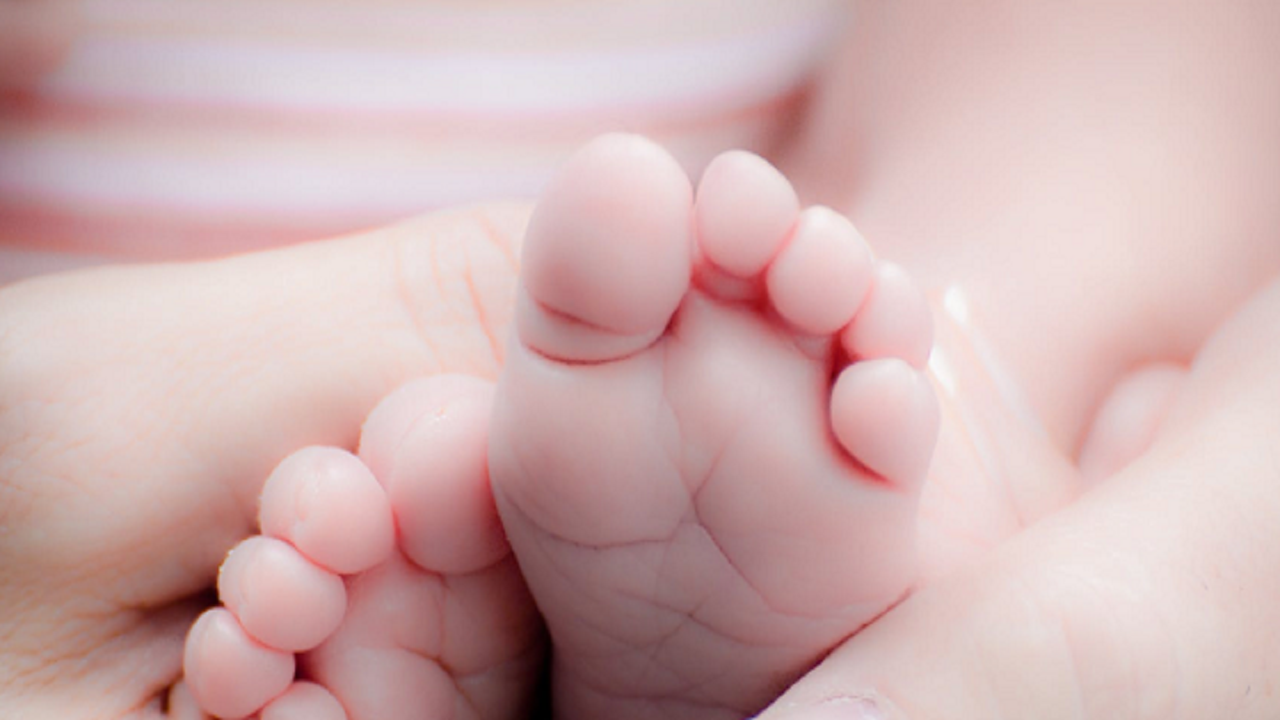 أم تقتل رضيعها بجرعة مخدرات بمساعدة عشيقها