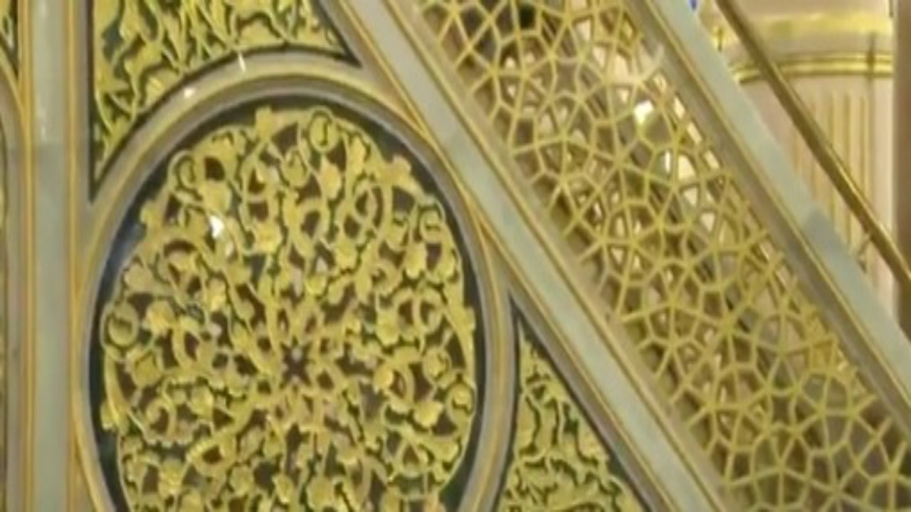 شاهد.. ترميم وتطوير للمنبر النبوي والمحراب في الحرم القديم بالمسجد النبوي 