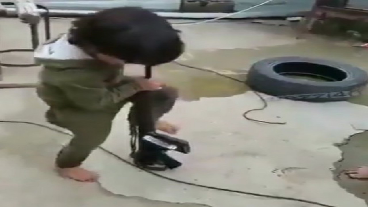 بالفيديو.. طفل يعبث بسلاح ناري وسط مطالبات بمحاسبة ذويه