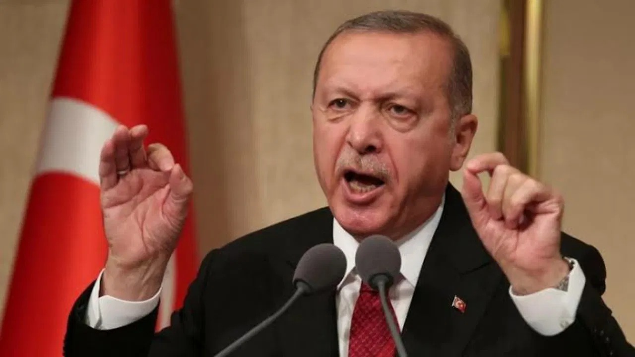 «لا يستطع قول كلمتين دون ملقن» أردوغان في موقف لا يحسد عليه على الهواء (فيديو)