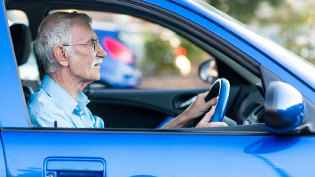 4 نصائح هامة لحماية كبار السن أثناء قيادة السيارة