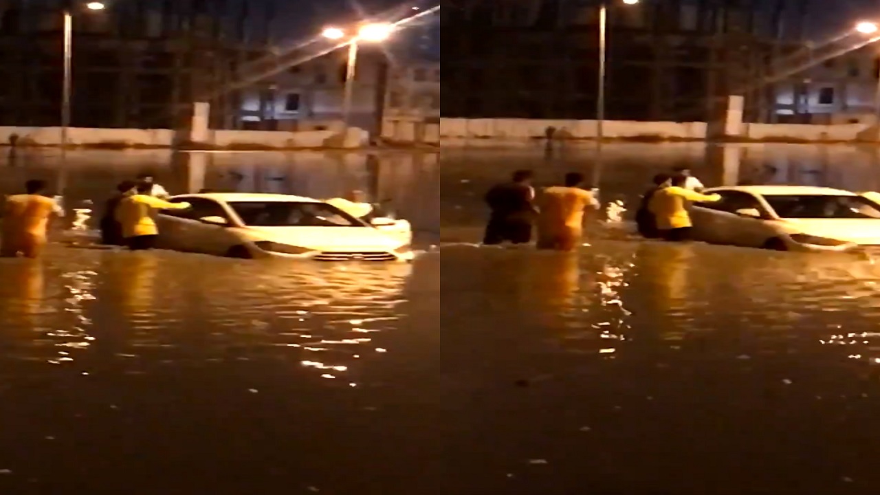 بالفيديو..مواطنون يتطوعون لانتشال سيارة من الغرق في مياه الأمطار