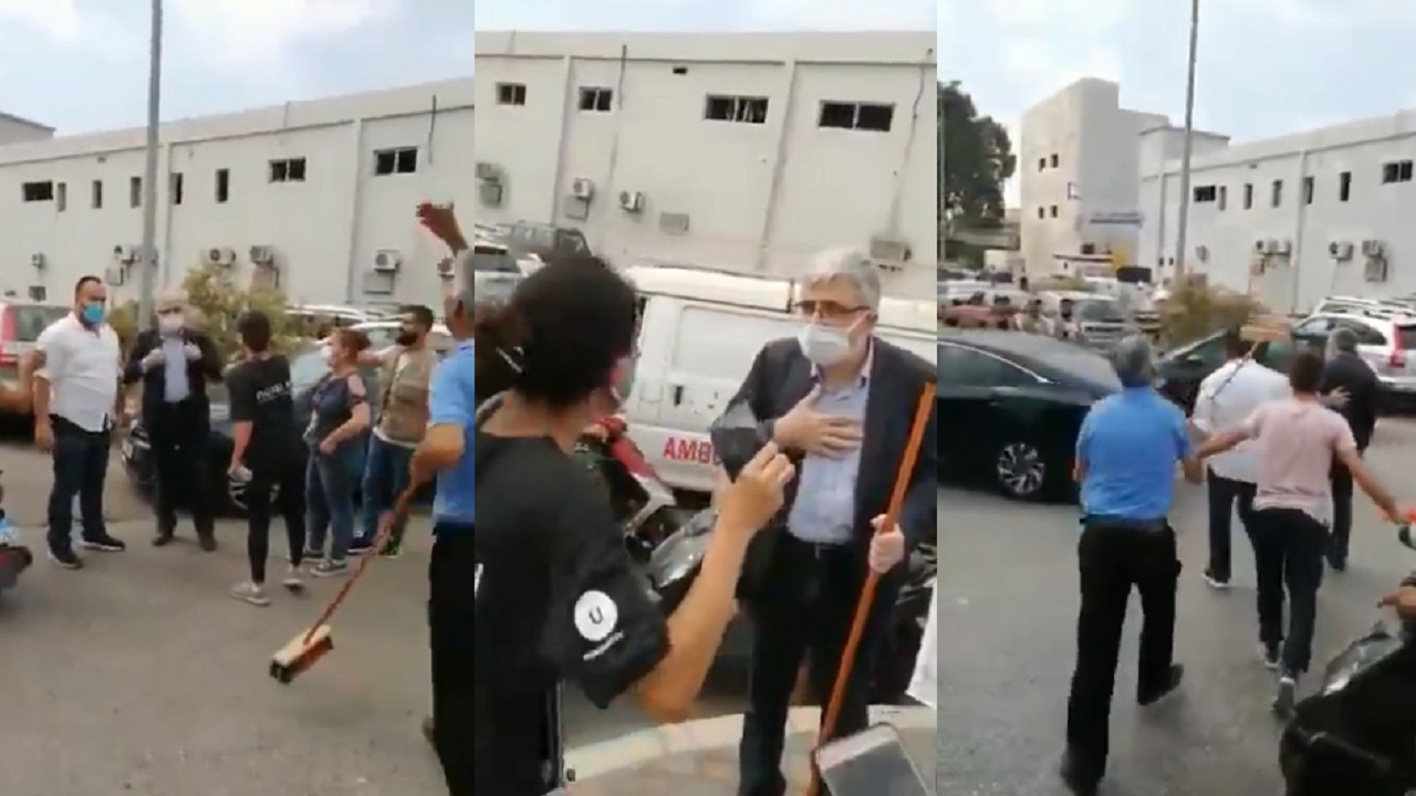 بعد إلقاء وزيرة العدل بالقاذورات.. لبنانيون يطردون وزير التربية بالمكانس (فيديو)