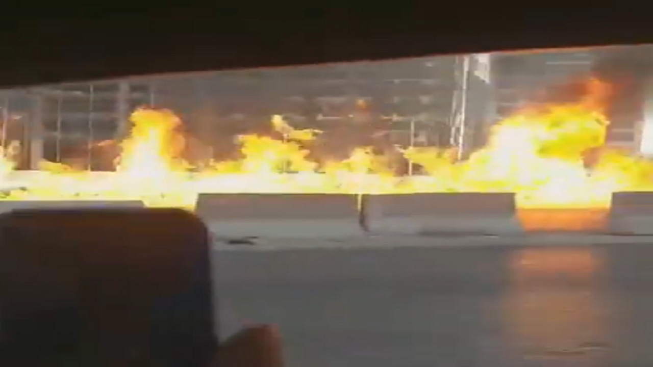 بالفيديو.. حادث مروري يُشعل شاحنة وقود ويُدمر 7 سيارات بطريقة مروعة