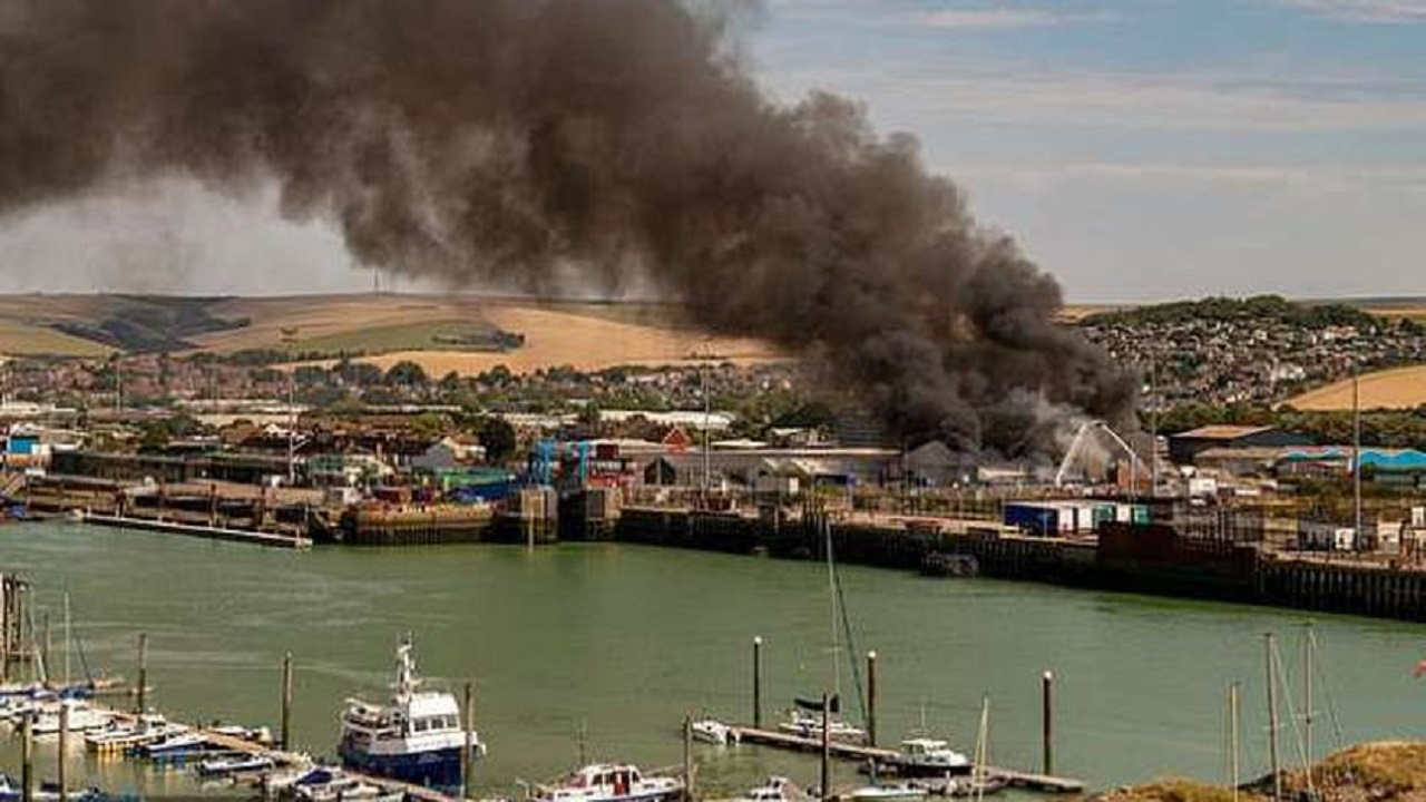 شاهد.. انفجار ضخم في ميناء بريطاني
