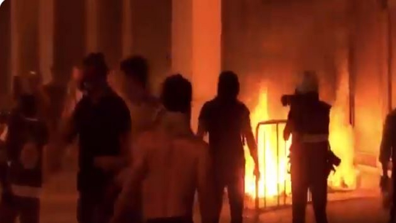 نشوب حريق ضخم في محيط البرلمان اللبناني وسط اشتباكات مع المحتجين «صور»