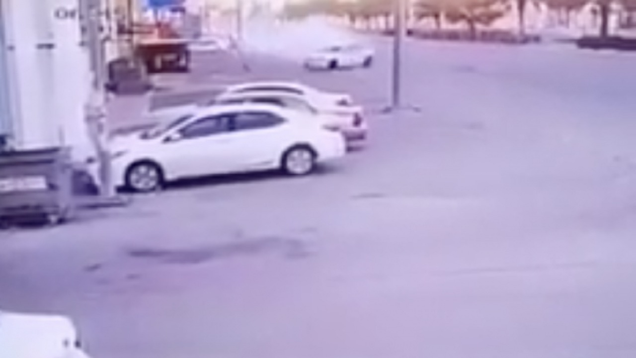 بالفيديو.. بسبب التفحيط اصطدم سائق بعمود إنارة