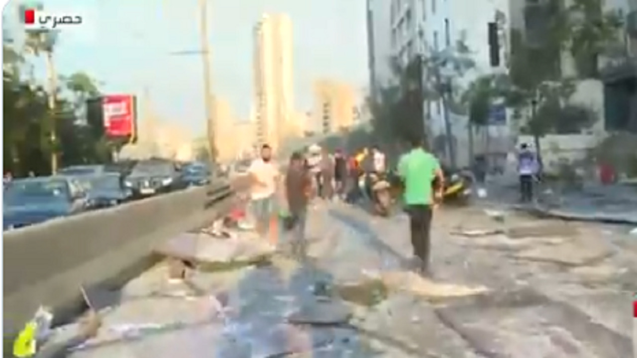 بالفيديو .. عشرات الجرحى يفترشون شوارع بيروت عقب الانفجارات