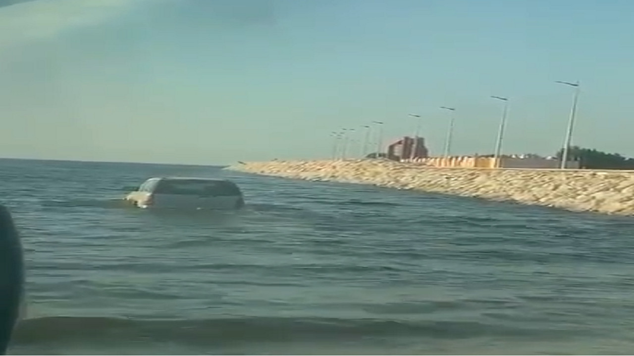 بالفيديو.. سيارة تخترق بشكل غريب مياه البحر في الدمام