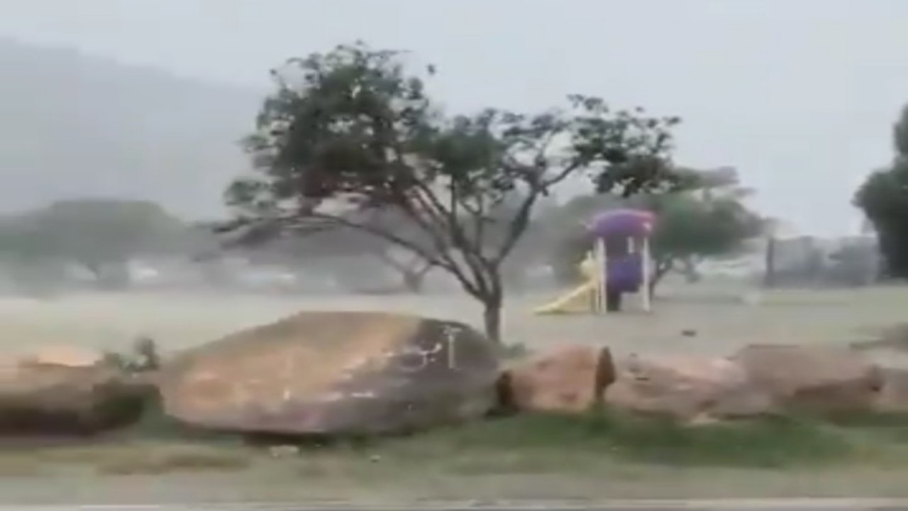 بالفيديو.. أمطار وبرد في متنزه الأمير سلطان جنوب أبها