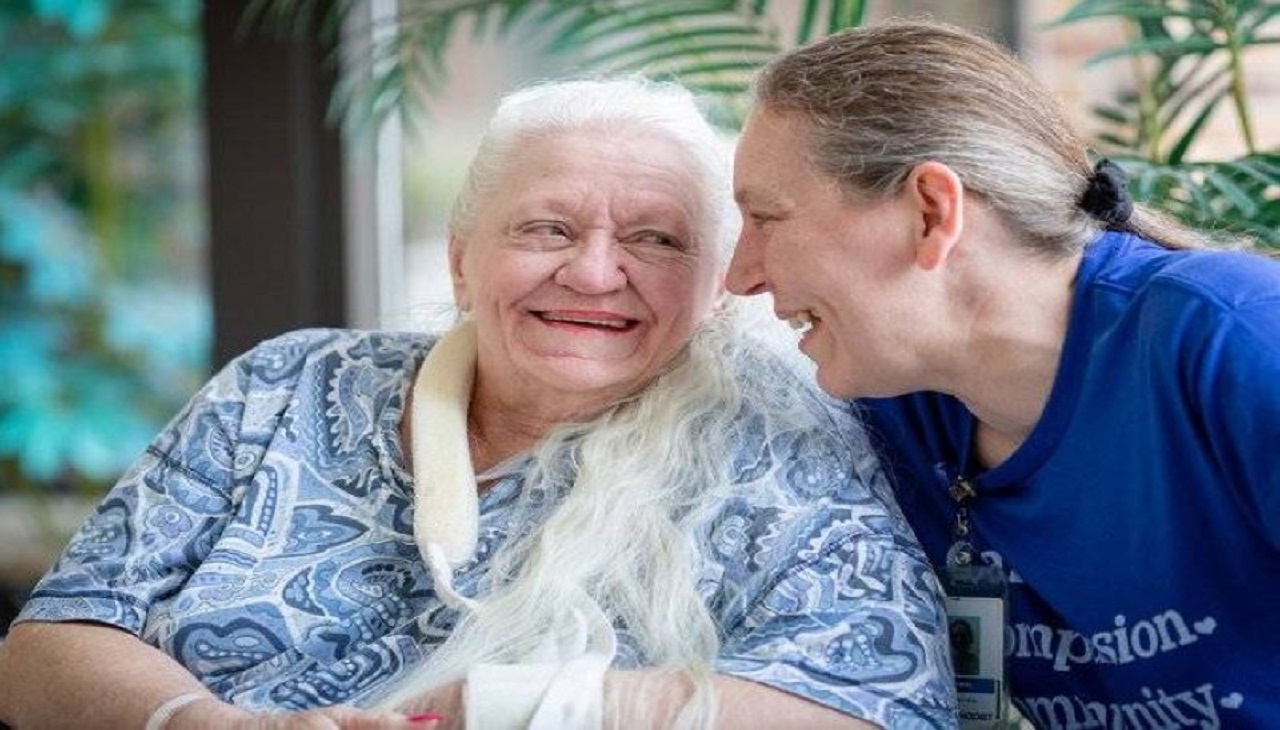 «كورونا» يجمع شقيقتين بعد 53 عاما من الفراق