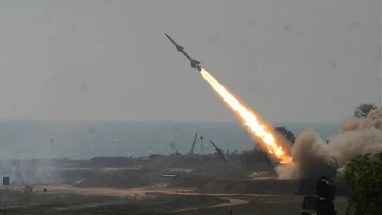 اعتراض صاروخ باليستي حوثي وتدمير طائرات مسيرة مفخخة في سماء نجران