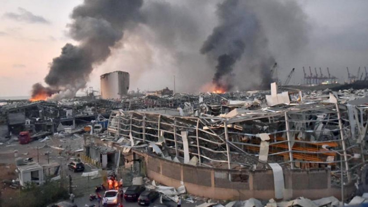 لبنان تحذر مواطنيها من الغازات السامة المنبعثة من انفجار مرفأ بيروت