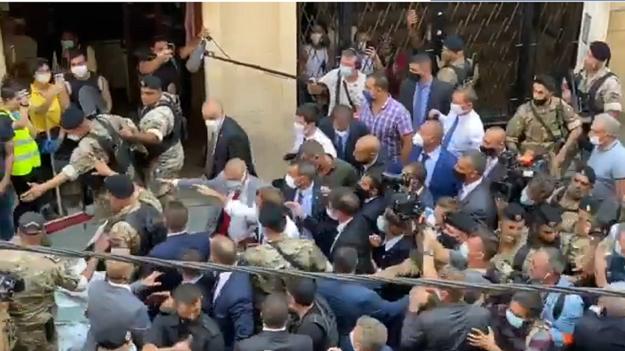 بالفيديو ..لبنانيون يحتشدون حول الرئيس الفرنسي خلال زيارته لـ«بيروت»