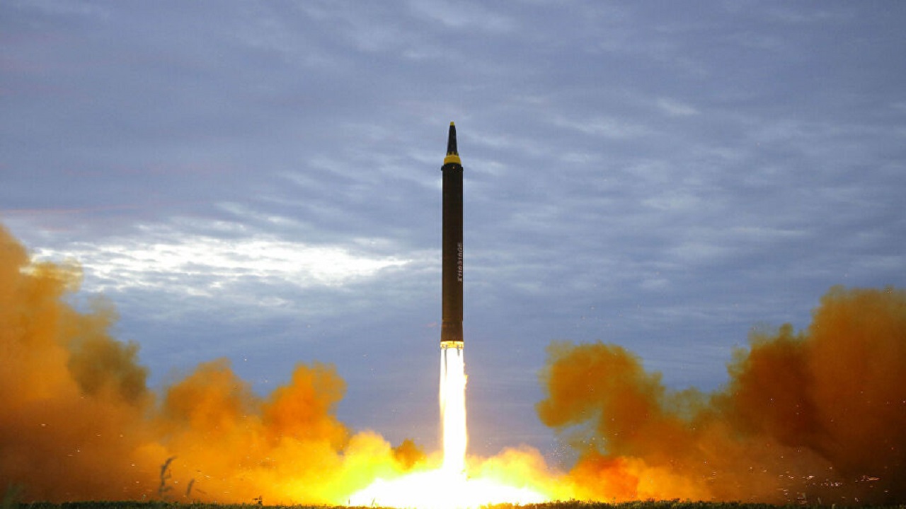صور الأقمار الصناعية تكشف تصنيع كوريا الشمالية لصاروخ باليستي سراَ