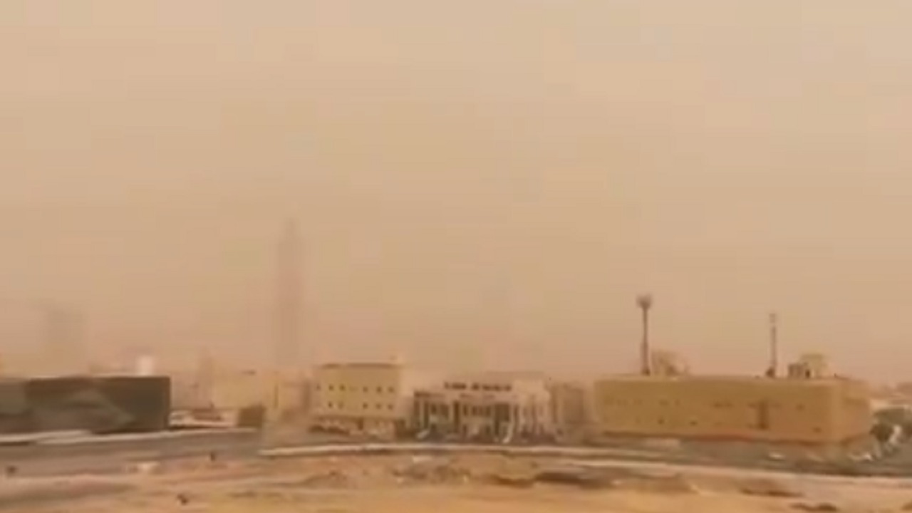 بالفيديو.. لحظة دخول الغبار إلى الرياض