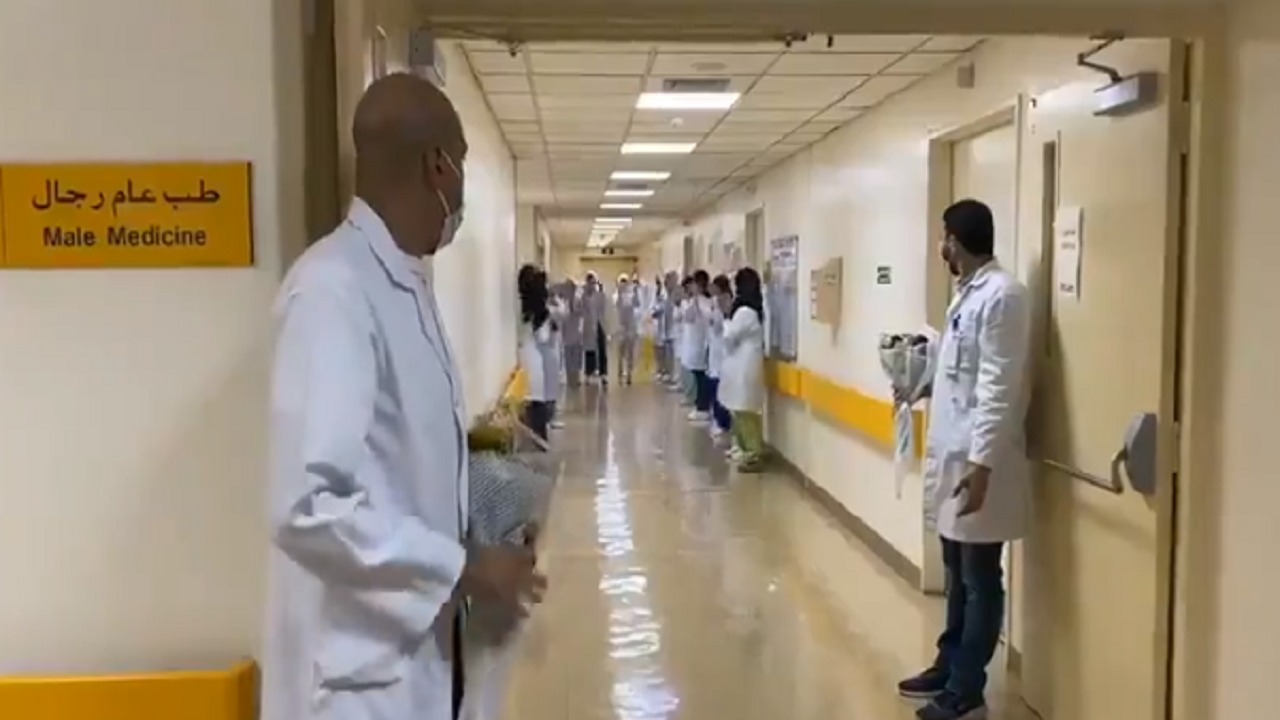 بالفيديو.. احتفال الكادر الطبي في مستشفى حوطة بني تميم بإغلاق جناح العزل