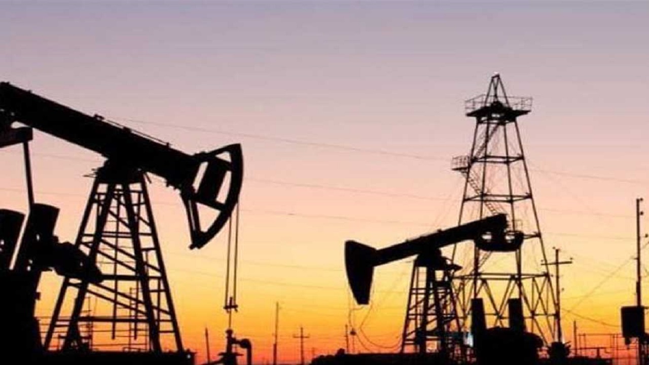 النفط يهبط بعد زيادة مفاجئة للمخزونات الأمريكية