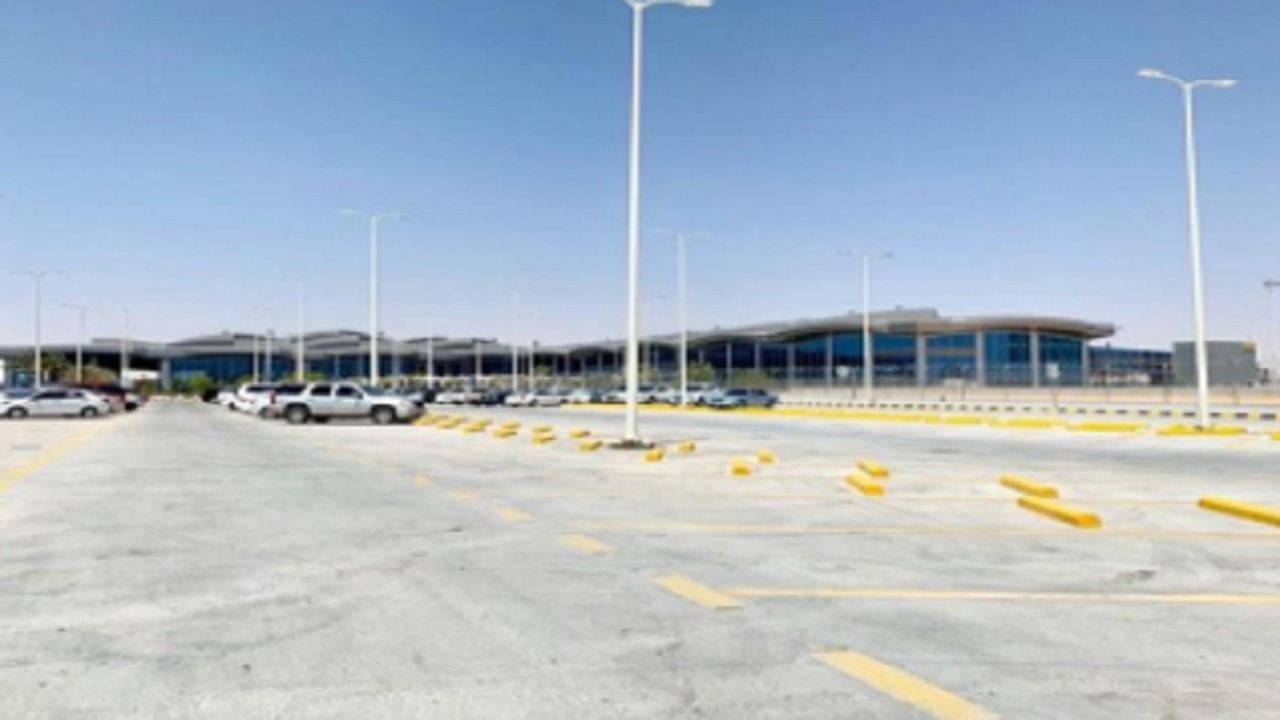 مطار الملك خالد يعلن تغيير موقع المفترق بعد كوبري الطيران الخاص