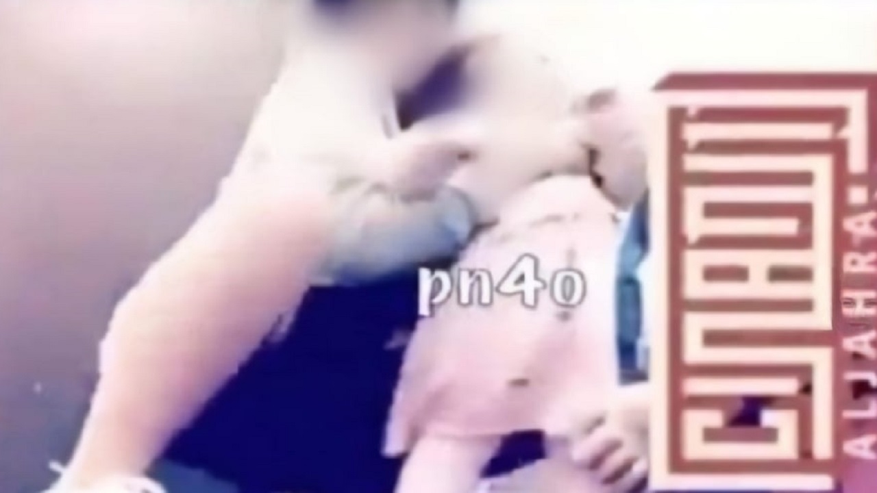 فيديو لفتاة تقوم بعمل ايماءات جنسية مع طفلة يثير موجة غضب