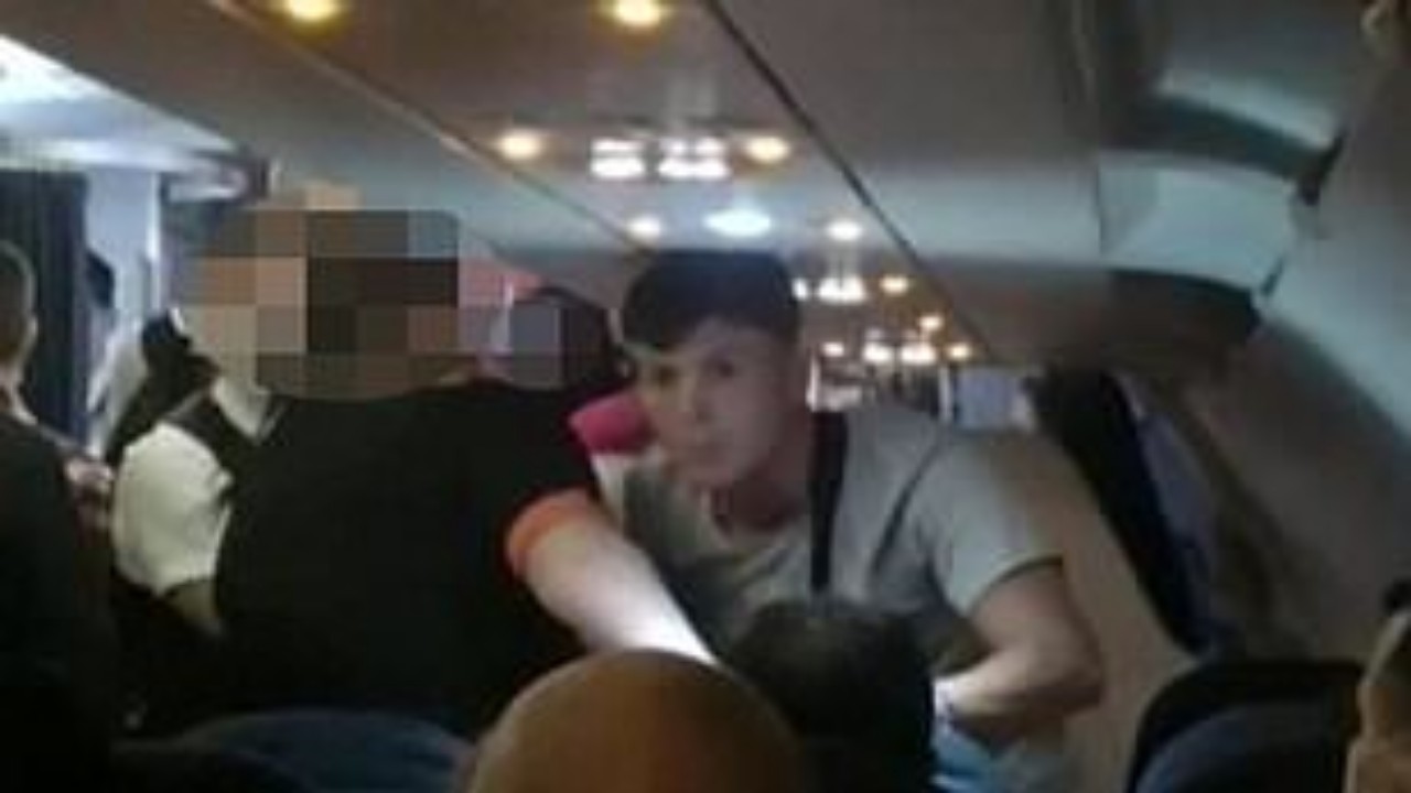 بالفيديو.. رجل يعتدي على سيدة أفريقية بعنصرية على متن طائرة