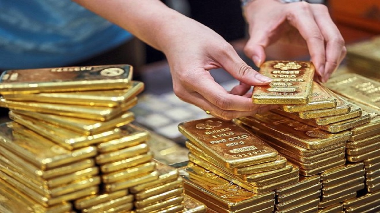 الذهب يتراجع مع صعود الدولار وتحسن الإقبال على المخاطرة