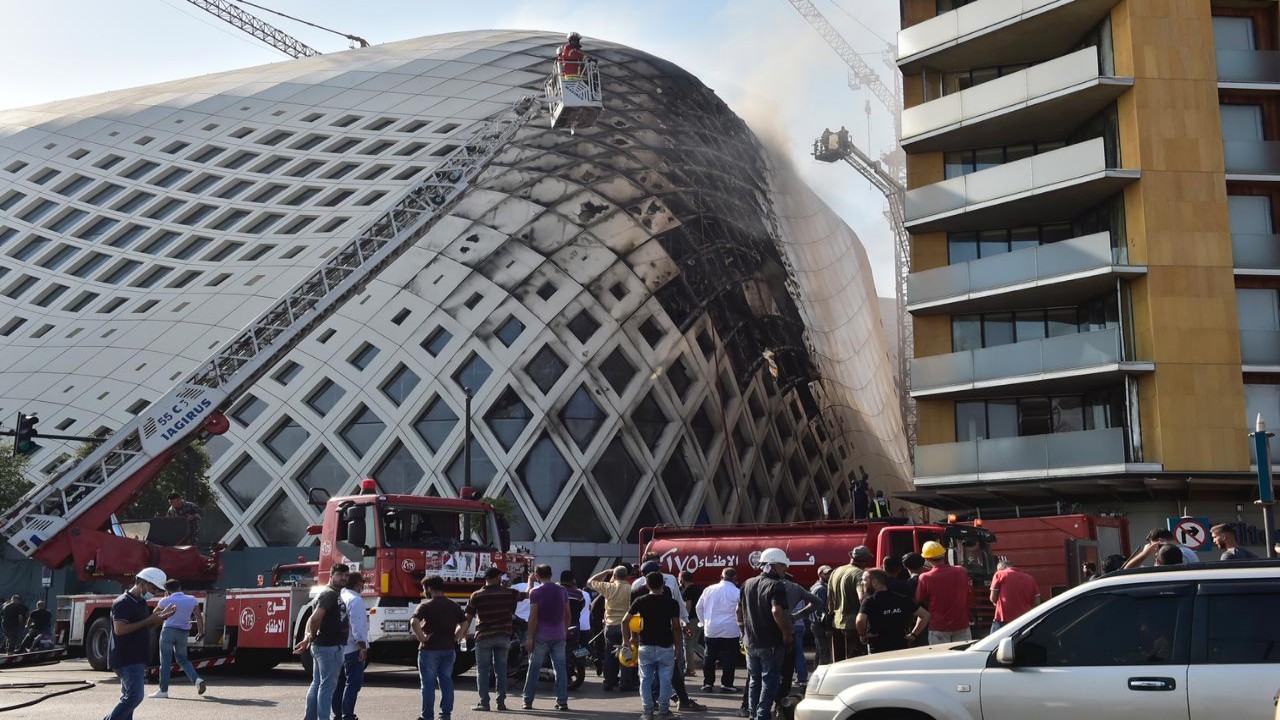 بالفيديو والصور.. حريق جديد يصيب مبنى تجاري ضخم في بيروت