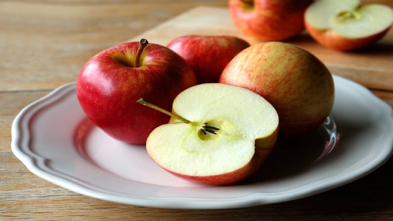 4 أضرار خطيرة عند الإفراط في تناول التفاح