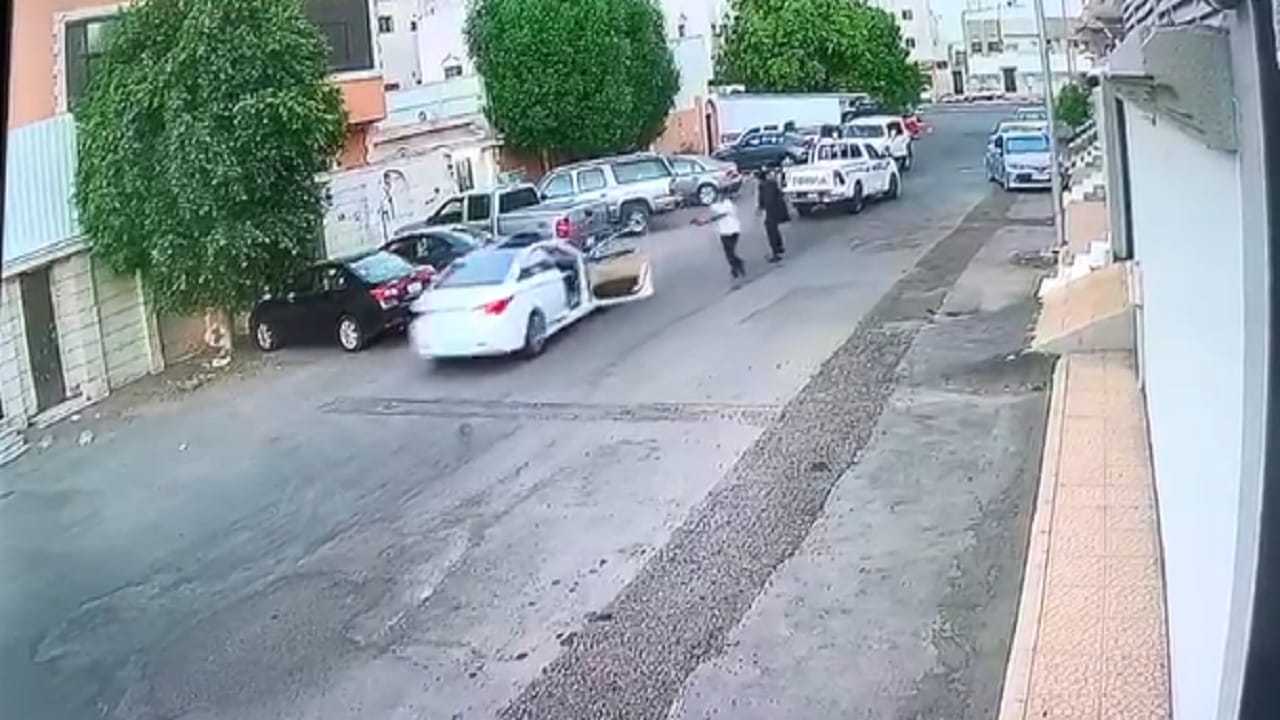 بالفيديو.. مجهولان يطلقان النار على سيارة داخل حي سكني
