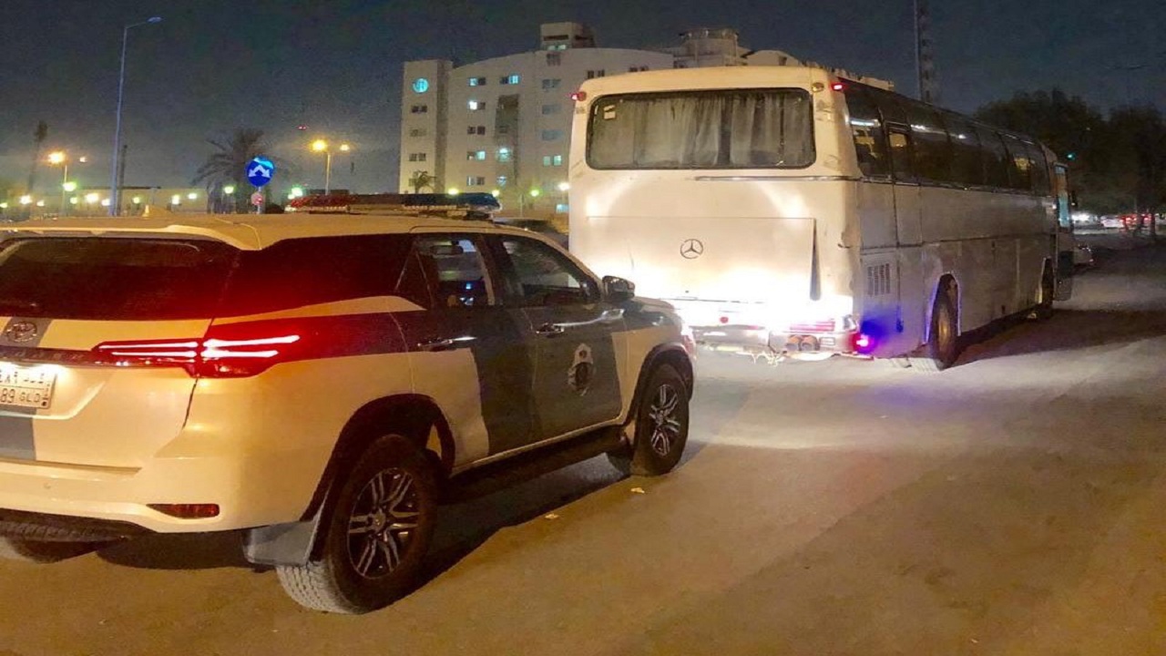 &#8220;المرور&#8221; تباشر بلاغًا عن شاحنة متهالكة تسير في أحد شوارع الرياض (فيديو)