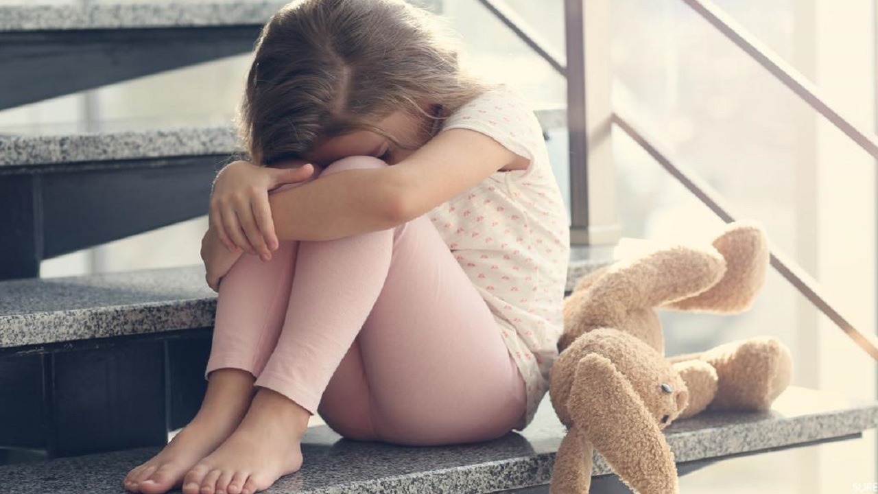 5 أعراض تنذر بإصابة طفلك بالإكتئاب