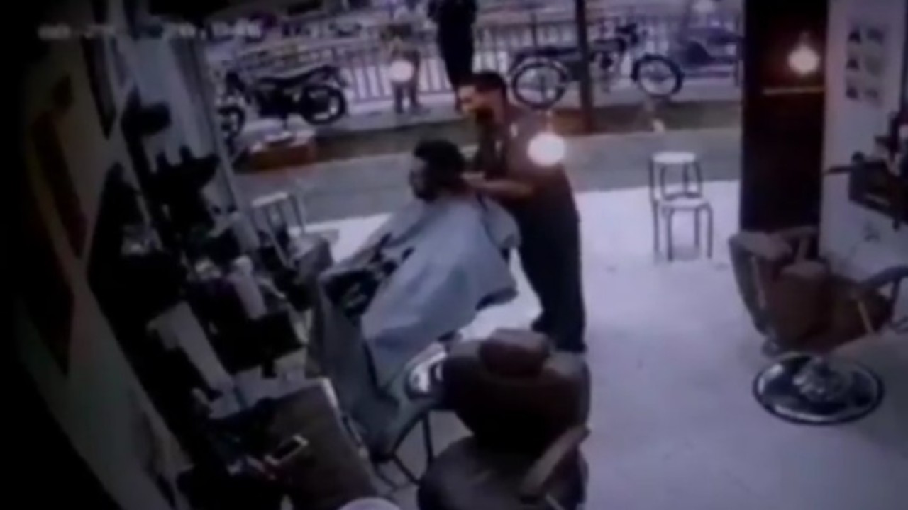 بالفيديو.. لحظة قتل شاب على يد مسلح داخل صالون حلاقة