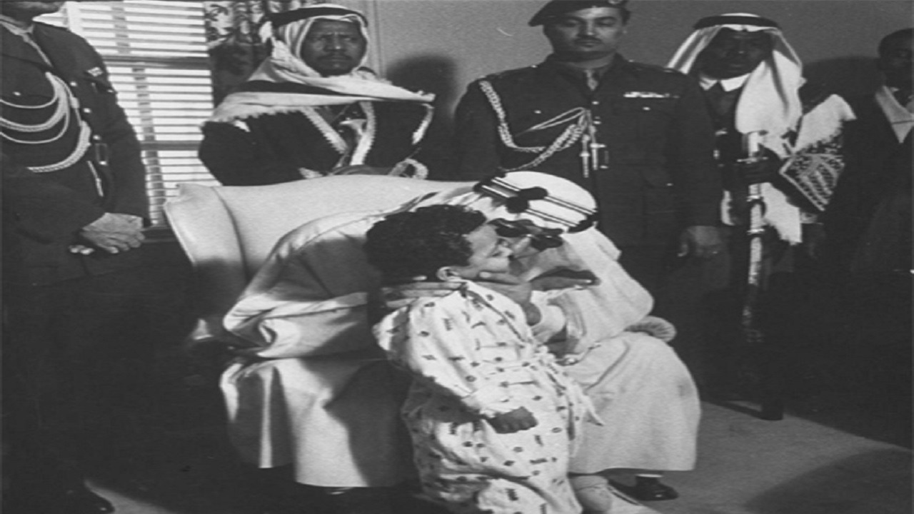 فيديو نادر للملك سعود ونجله الأمير مشهور قبل 63 عاما في مستشفى بأمريكا