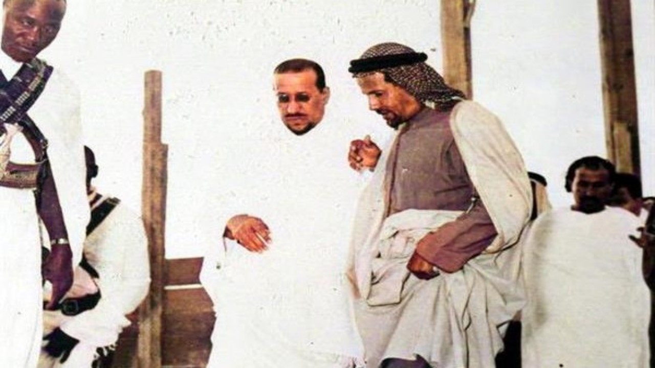 صورة نادرة للملك سعود وهو يتفقد أعمال توسعة الحرم المكي بملابس الإحرام